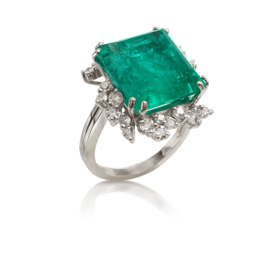 Anillo de platino con esmeraldas y brillantes