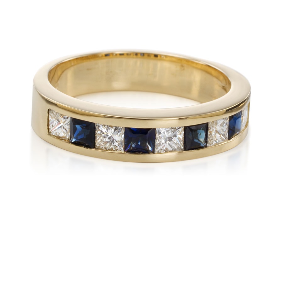 Anillo de oro con zafiros y brillantes