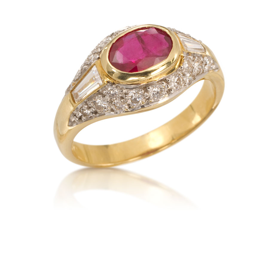 Anillo de oro con rubí central y brillantes