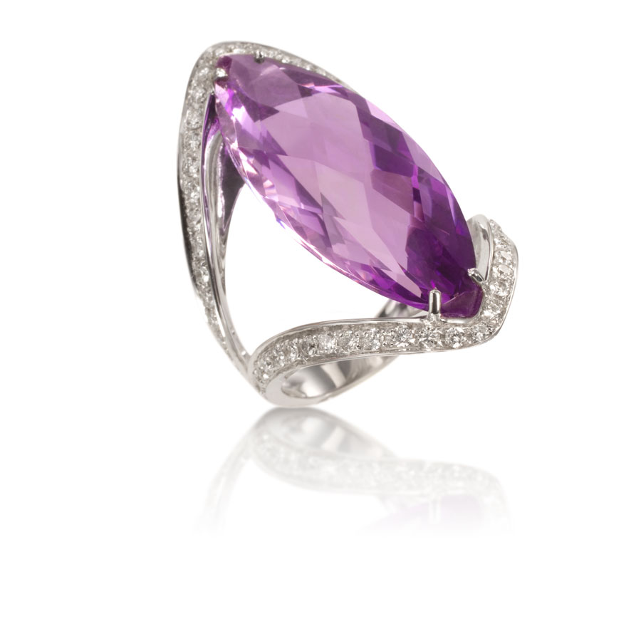 Anillo de oro con amatista y brillantes - imagen 1