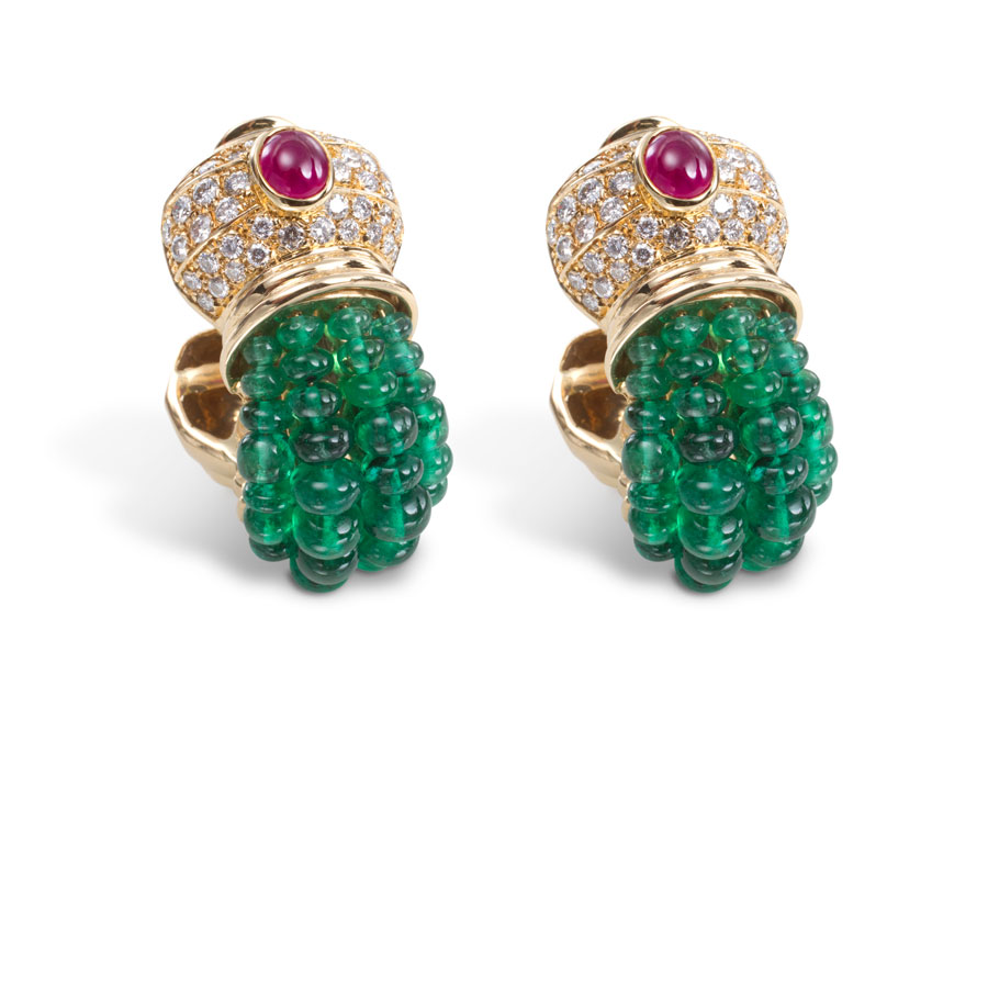 Par de aros de oro con rubíes, esmeraldas y brillantes