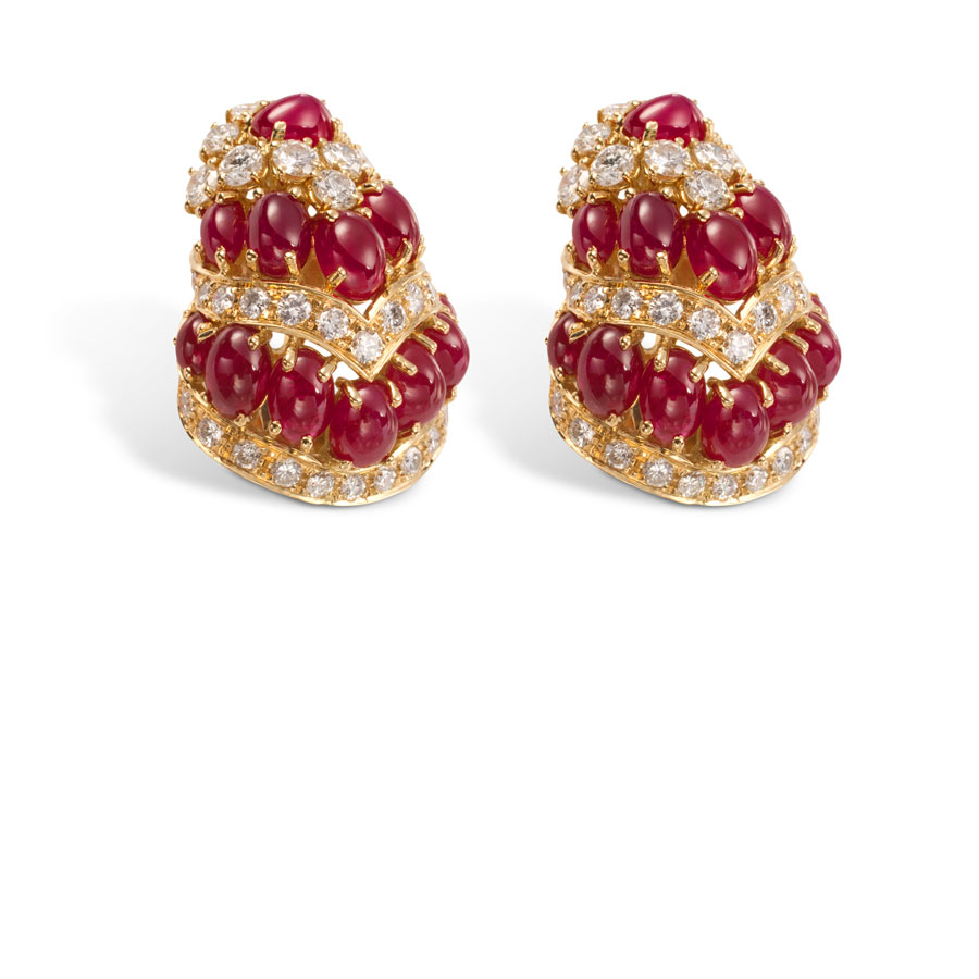 Par de aros de oro con rubíes y brillantes