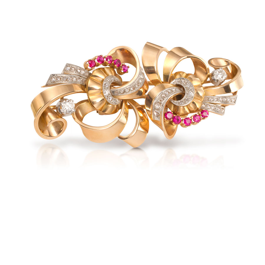 Prendedor antiguo de oro rosado con rubíes y brillantes