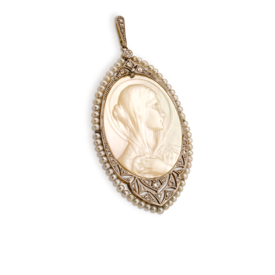 Medalla de oro y platino, con nácar, brillantes y perlitas.